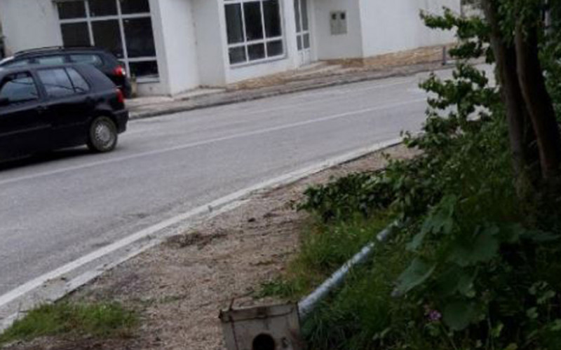 Sletio sa kolovoza, izvalio semafor, pa udario u vozilo