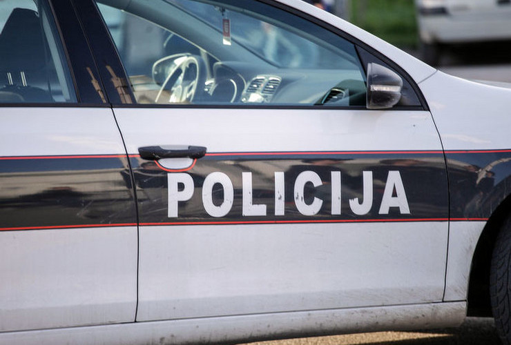 Tuzla - Napao policajce lopatom pa na njih pustio psa