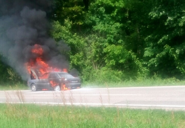Gori automobil na putu Bijeljina - Brčko