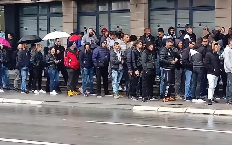 Stotine građana BiH stoje po kiši i hladnoći u redu čekajući radnu dozvolu