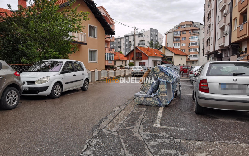 Bijeljina: Izbacili garnituru na ulicu, na potezu Komunalna policija