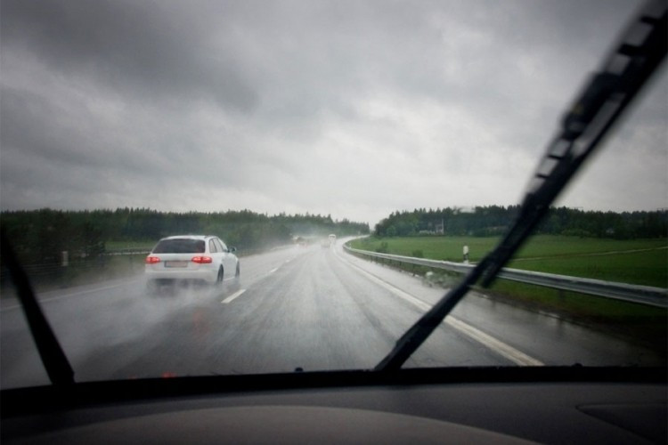 Vremenske neprilike usporile saobraćaj, gužve na pojedinim graničnim prelazima