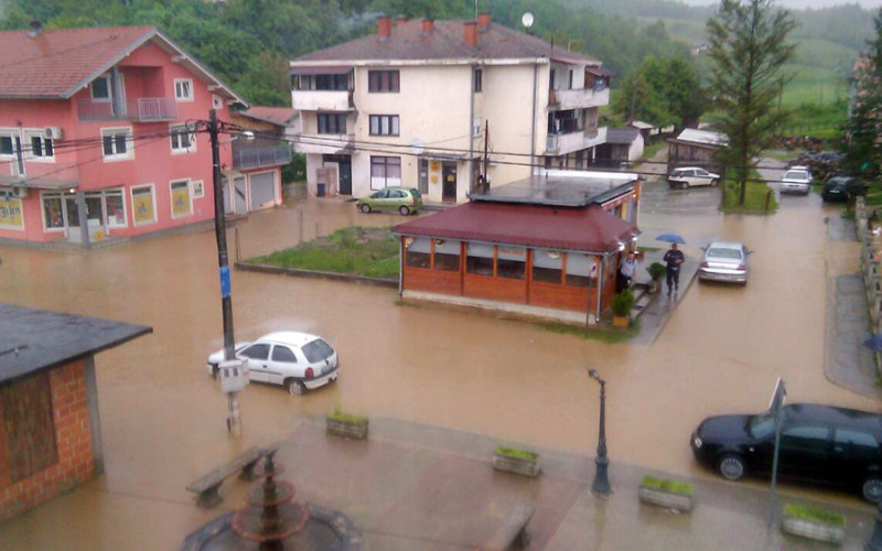 POPLAVE U NOVOM GRADU Bujice stvorile problem, poplavljen centar Svodne