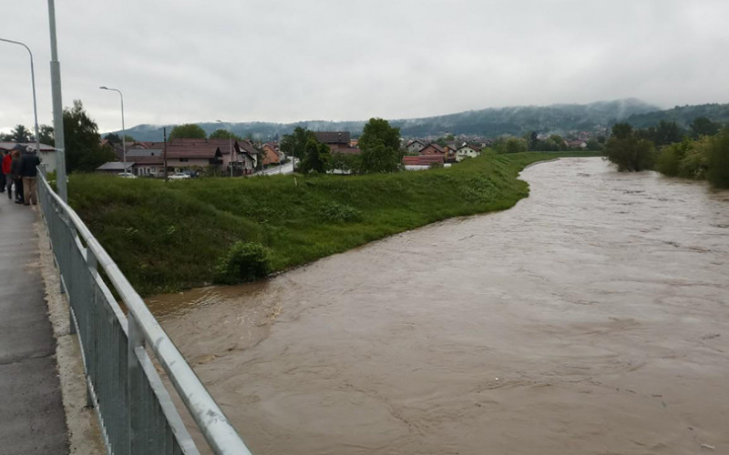 Banjalučko naselje pod vodom - Poplavljena dvorišta i garaže, mještani u strahu