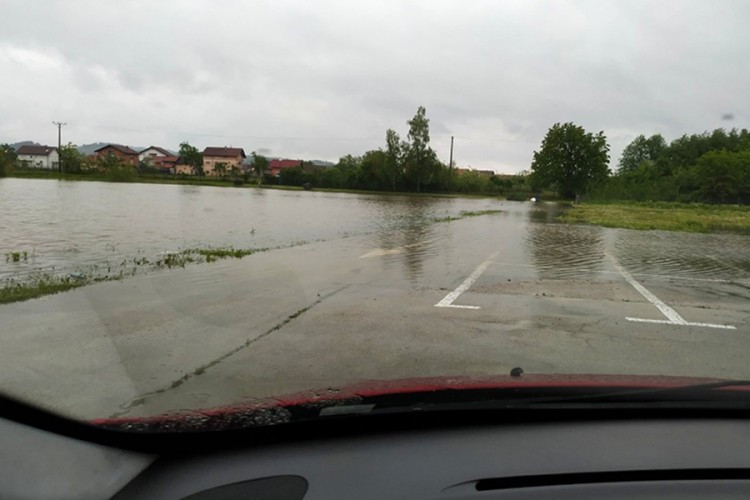 Izlilo se jezero u Trnu