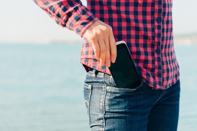 Zašto ne treba držati mobilni u džepu