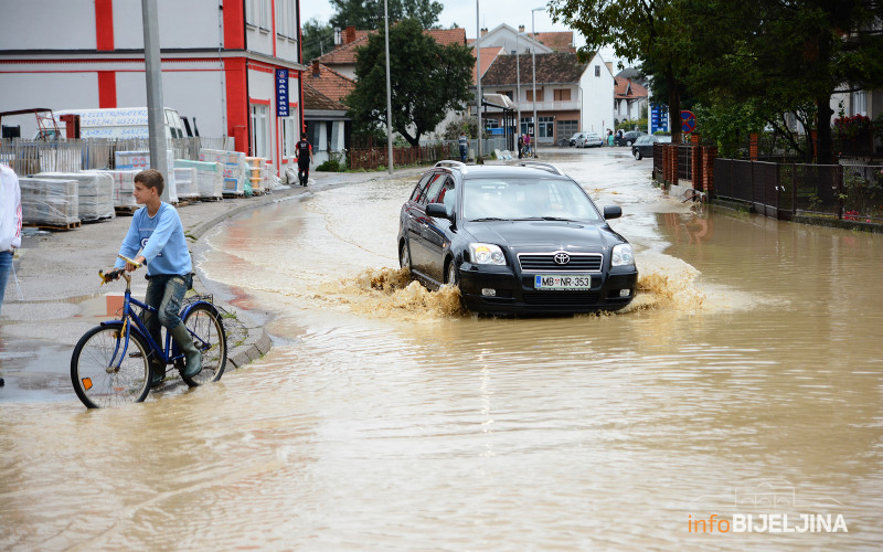 Saobraćaj na pojedinim putevima obustavljen zbog izlivanja rijeka