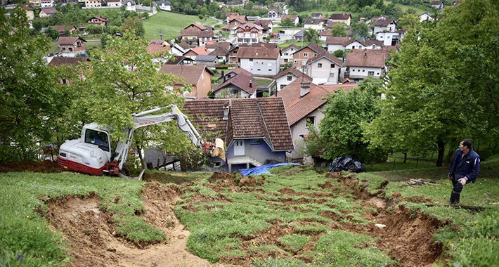 Obilne padavine pokrenula nova klizišta, prijete i stambenim objektima