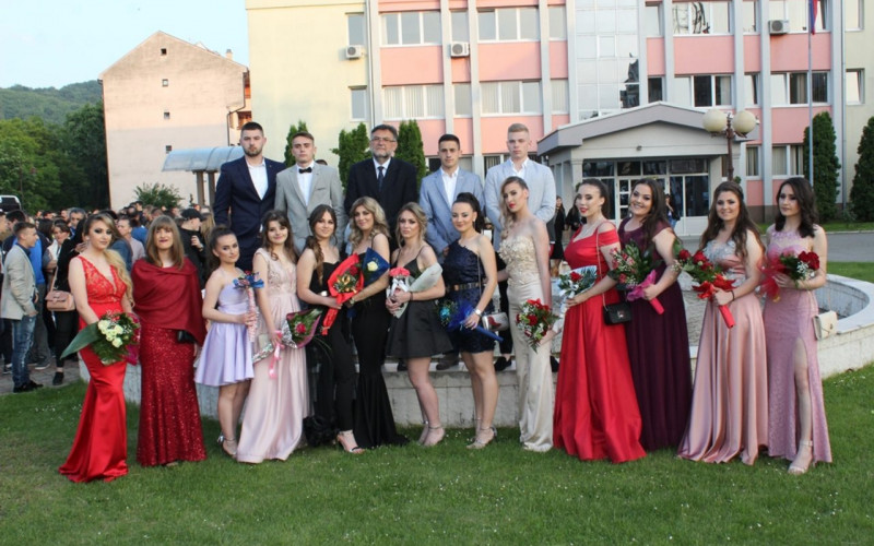 Ugljevički maturanti defileom obilježili kraj škole (FOTO)