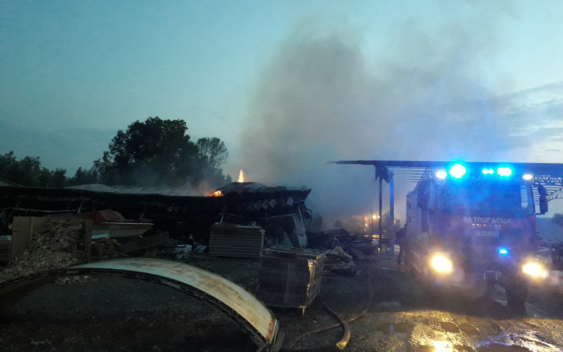 Vatrogasci dežurali do jutra -  Ugašen požar na pogonu fabrike namještaja u Gradiški