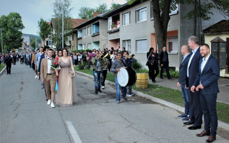 Loparski maturanti uz pratnju trubača defilovali gradom