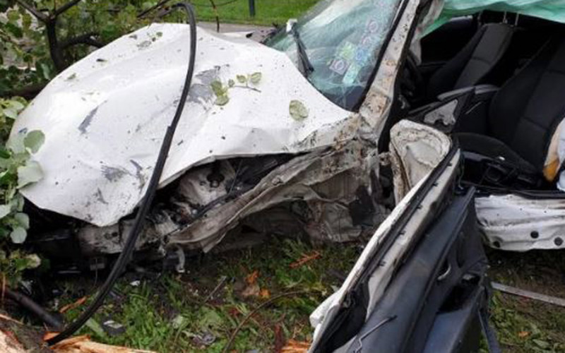 U punoj brzini se zakucao u drvo, prepolovio BMW i banderu