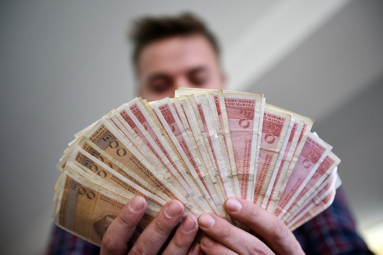 Samo 17 odsto radnika ima platu veću od 1.200 KM