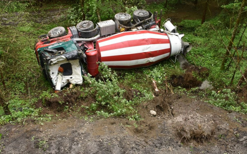 Vozač iz BiH mješalicom za beton sletio sa puta u Austriji