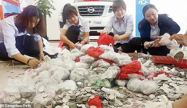 Platila auto ušteđevinom - 66 vreća kovanica radnici autosalona brojali tri dana