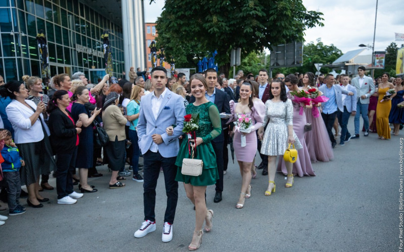 Maturanti Ekonomske i Muzičke škole u svečanom defileu /FOTO/