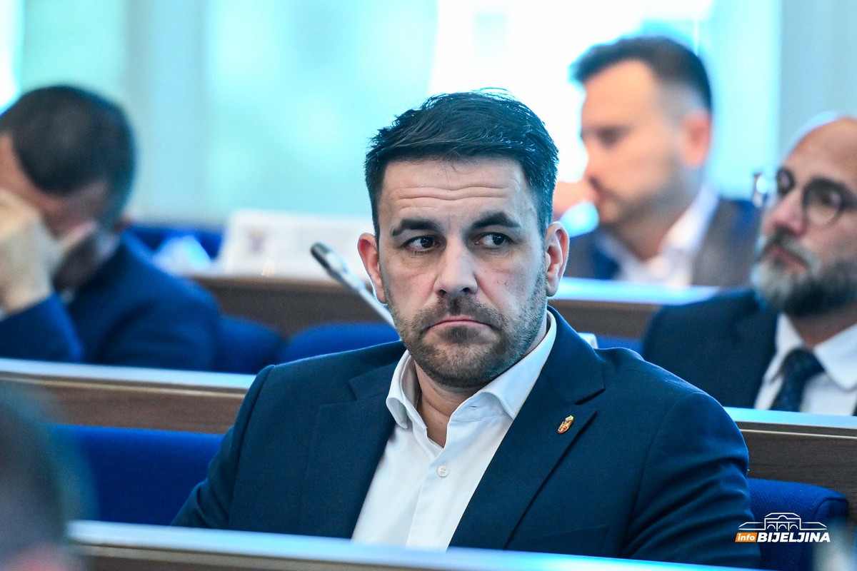 “Ćutolozi” u Skupštini Grada Bijeljina: Četiri odbornika se nijednom nisu javila za riječ (SPISAK)