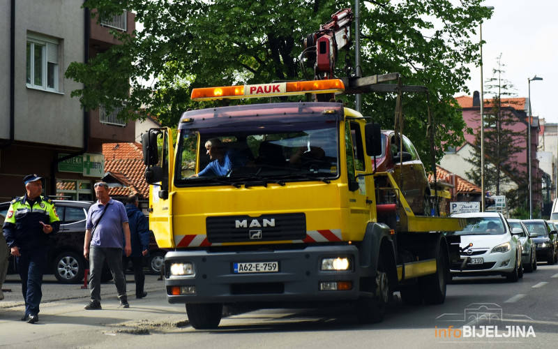 Pokušao pregaziti policajca i službenika