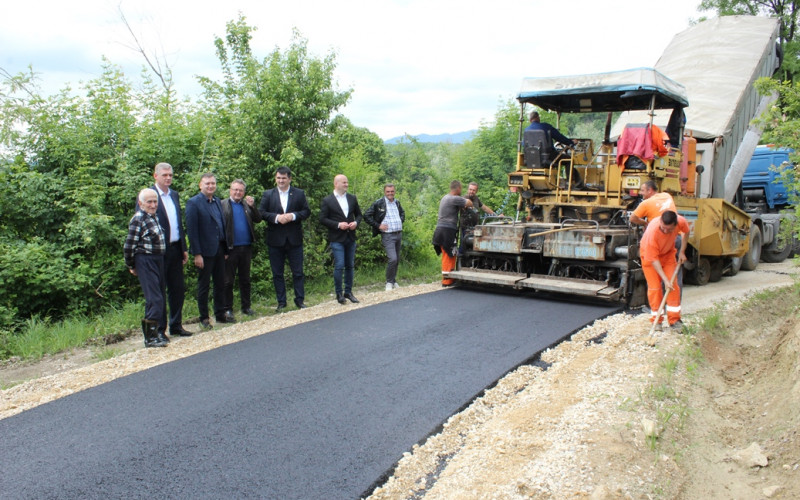 Lopare: Novi asfalt u Tobutu