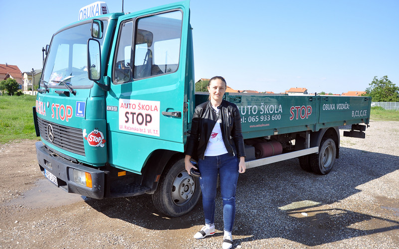 Slobodanka iz Suvog Polja položila vozački ispit za kamion