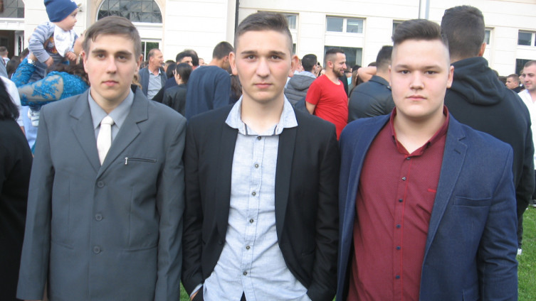 Na proslavi mature razmišljaju kako će tražiti posao u inostranstvu