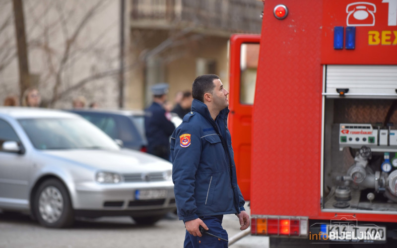 Požar u Komitskoj ulici, vatrogasci na terenu