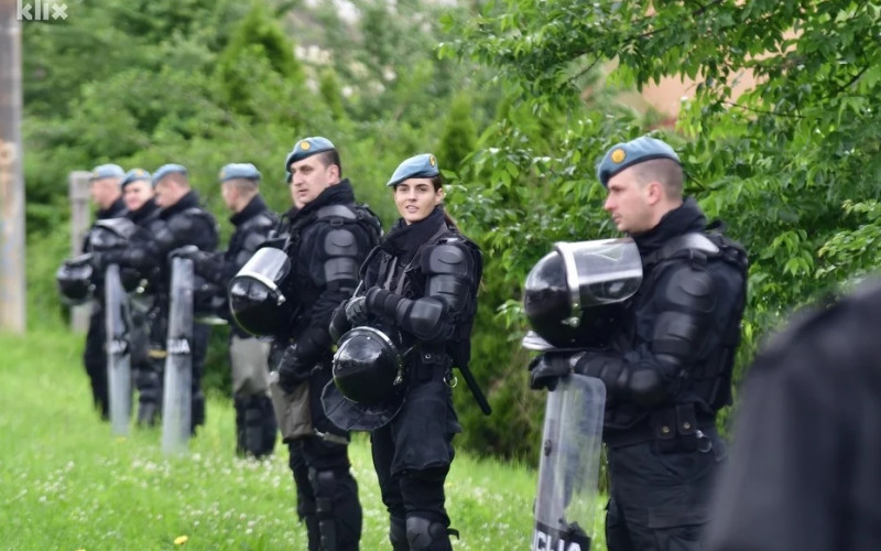 Jake policijske snage čuvaju zgradu ispred VSTV-a