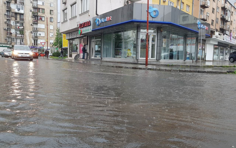 Bijeljina: Kiša koja neprestano pada napravila probleme vozačima i pješacima /FOTO/