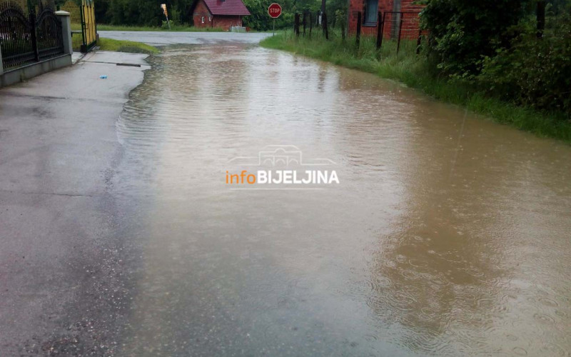 Izlile se rječice i potoci u Dragaljevcu i Čađavici /FOTO/