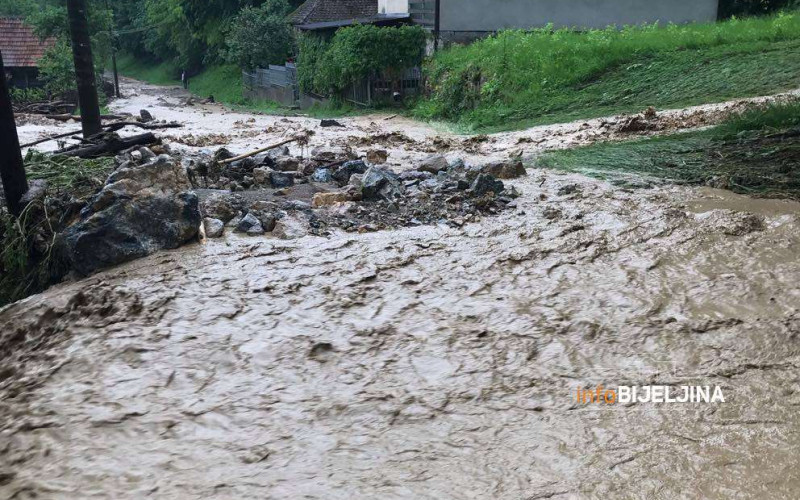 Bujica nosila sve pred sobom, oštećen put do manastira Tavna /FOTO/