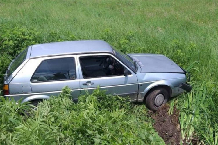 Bježali od policije, pa sletjeli s ceste