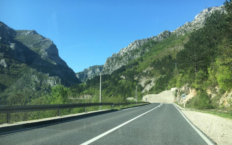 Uslovi za vožnju povoljni, mogući manji odroni