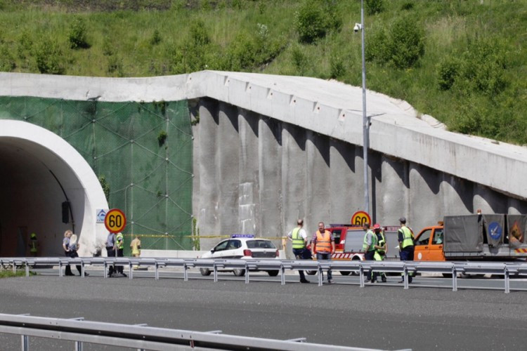 Na autoputu poginuli roditelji i kćerka, drugo dijete teže povrijeđeno