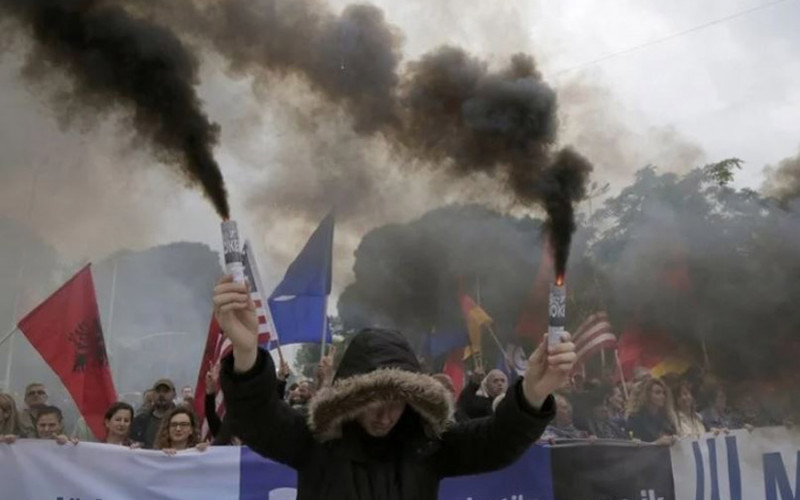 Otkazani izbori - Albanska policija tjerala demonstrante suzavcem