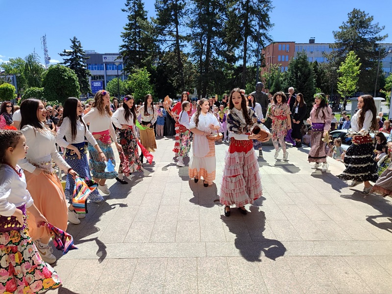 Lazarice na bijeljinskom trgu najavile Vaskrs i dolazak proljeća (FOTO)