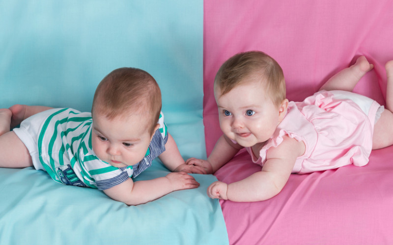 Zašto je roze boja za djevojčice, a plava za dječake?