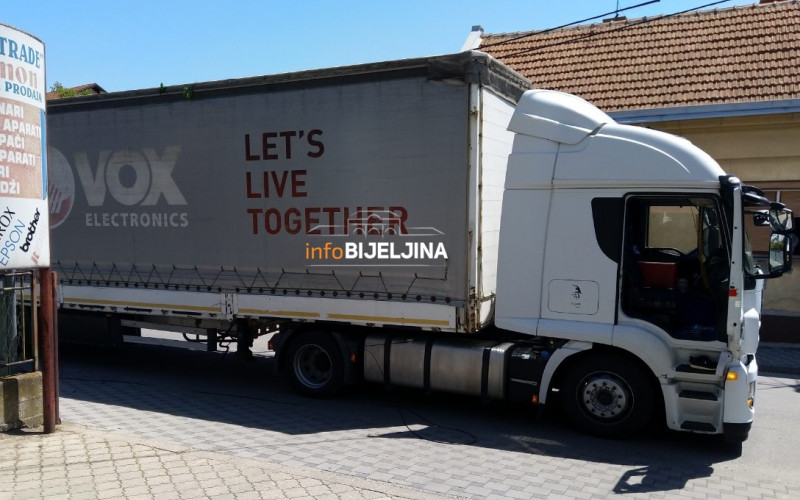 Bijeljina: Šleperom ušao u grad, počupao instalacije /FOTO/