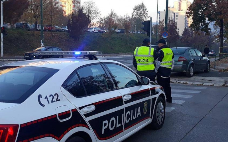 Vozio kombi u rikverc pa udario staricu