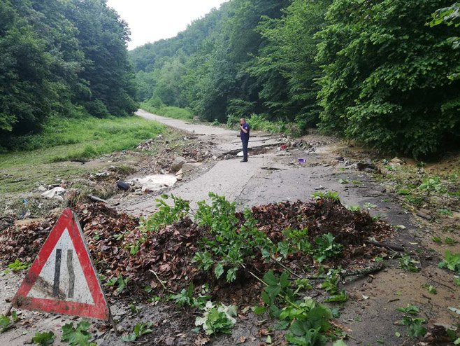 Obustavljen saobraćaj na putu Prijedor - Kostajnica