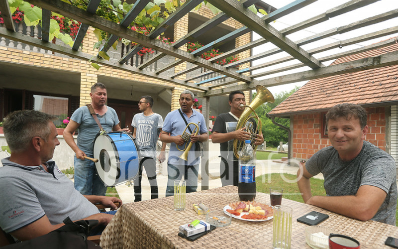 Novinari posjetili selo novog igrača Reala: Otac Luke Jovića častio trubače