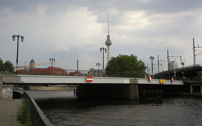BIZARAN INCIDENT U BERLINU Muškarac urinirao sa mosta pa izazvao povrede nekoliko ljudi