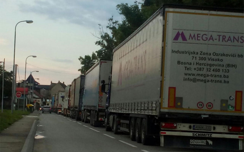 Na pojedinim graničnim prelazima sa Hrvatskom kolone vozila