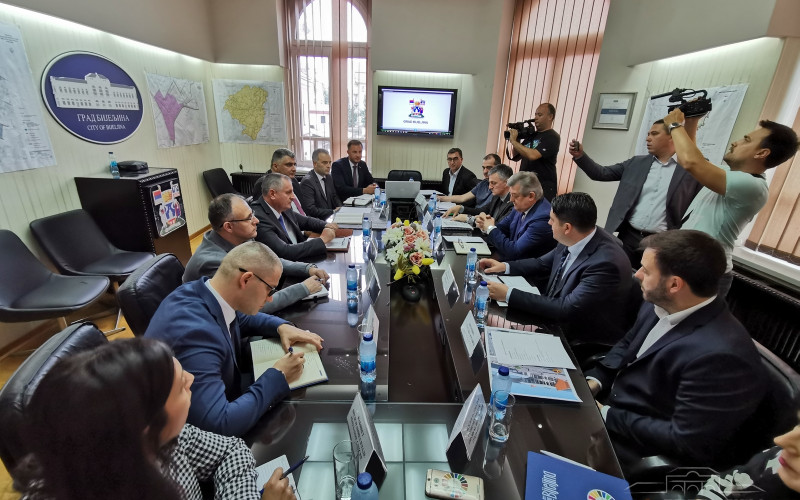 Počeo sastanak premijera Viškovića i gradonačelnika Mićića