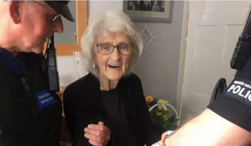 Policajci uhapsili baku da bi joj ispunili želju