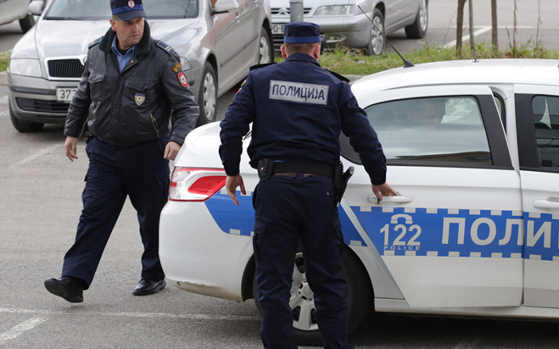 Pijan hodao ulicom, pa napao policajca