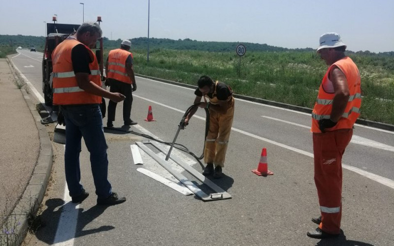 U hladu 34 stepena, a radnici u Bijeljini na usijanom asfaltu /FOTO/