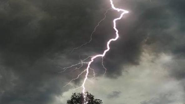 Dječaka UDARIO GROM dok je tražio sklonište od nevremena