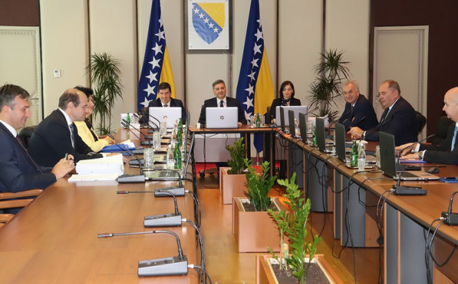 Sekretari i pomoćnici ministara gube status državnih službenika?