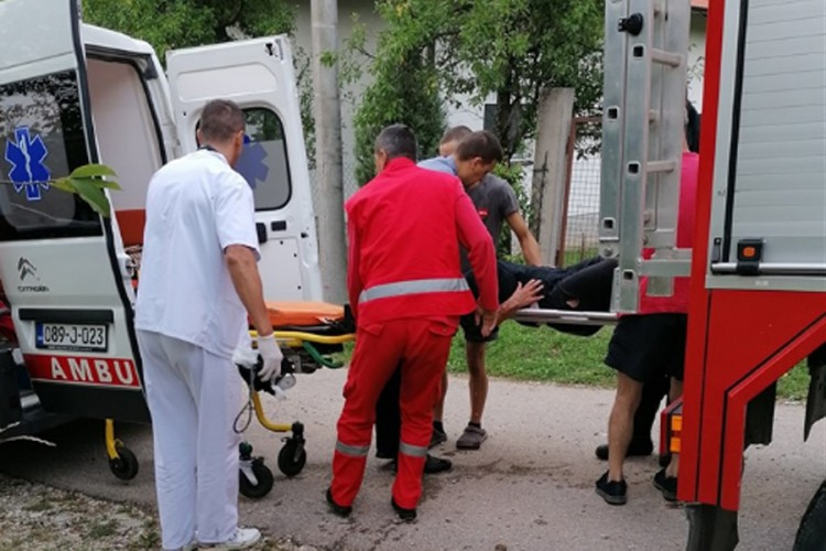 Žena pala u bunar, vatrogasci je spasili brzom intervencijom