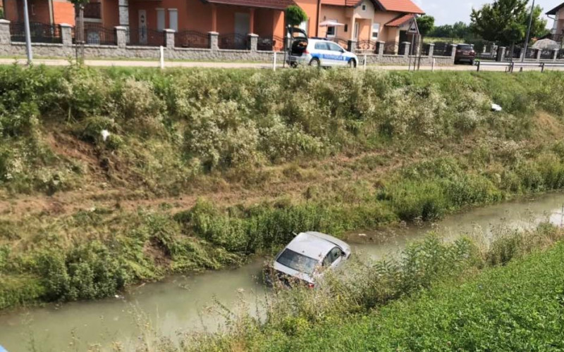 Automobil završio u kanalu